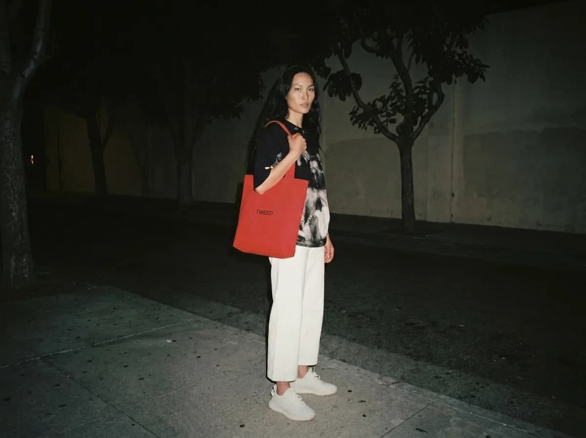 Капсульный гардероб врача — девушка в форме TWEED с фирменной сумкой