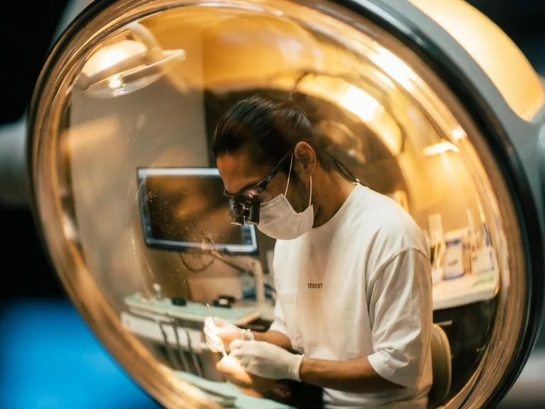 Стоматолог за работой в медицинской одежде TWEED